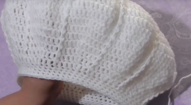 Берет с полосками из рельефных столбиков.