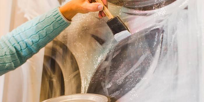 Человек рисует