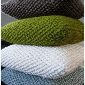 Фото подушки, связанные спицами жемчужным узором