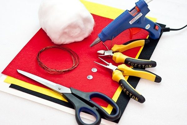 Как сделать игрушку из подручных материалов своими руками с детьми: из ткани, капроновых колготок, бумаги, носков, фетра, пeнoплacтa, помпонов, природного материала