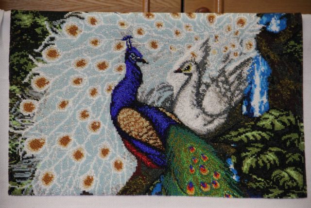 Картина из бисера на клею выглядит красиво и эффектно