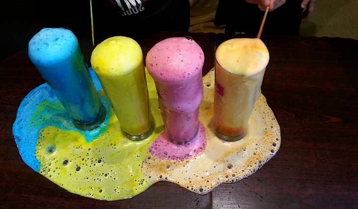 Кипящая разноцветная вода в стаканах