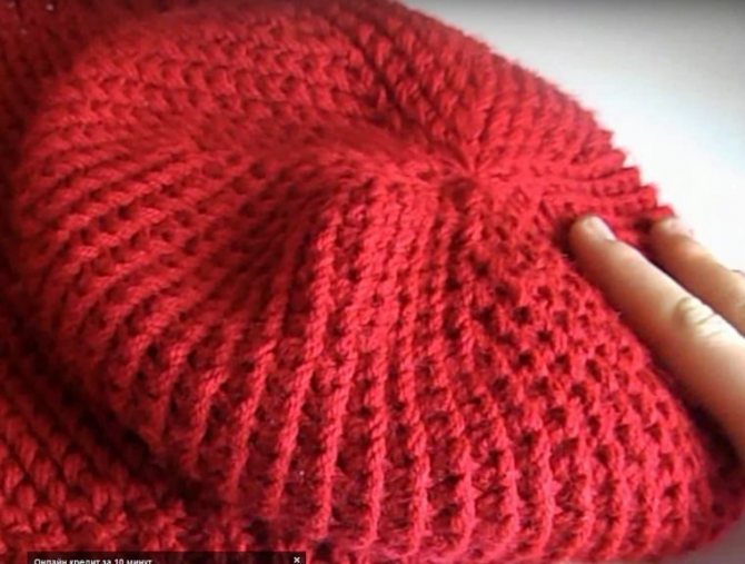 Комплект из шапки-берета и снуда для женщины.