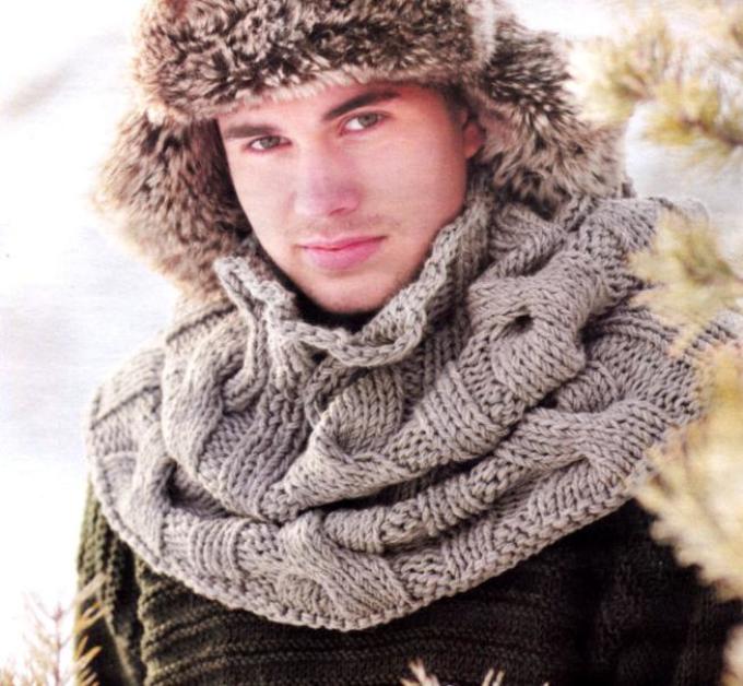 Мужской вязаный шарф-снуд спицами с узором из кос