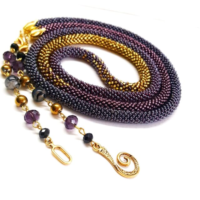 Особенностью такого украшения является плотное плетение