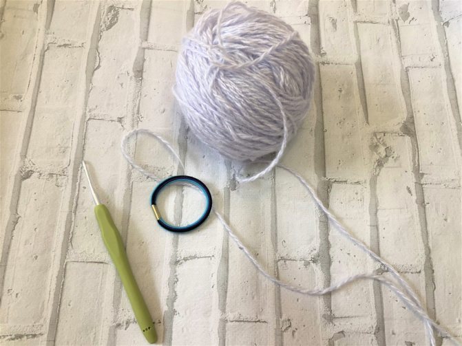 Пряжа, крючок и резинка для волос