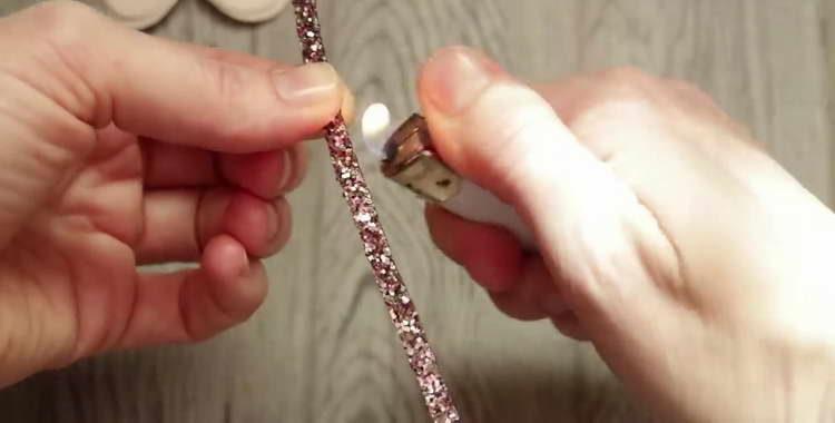 Слегка прижигаем края полоски зажигалкой