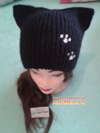 Вязаная спицами шапка - кошка